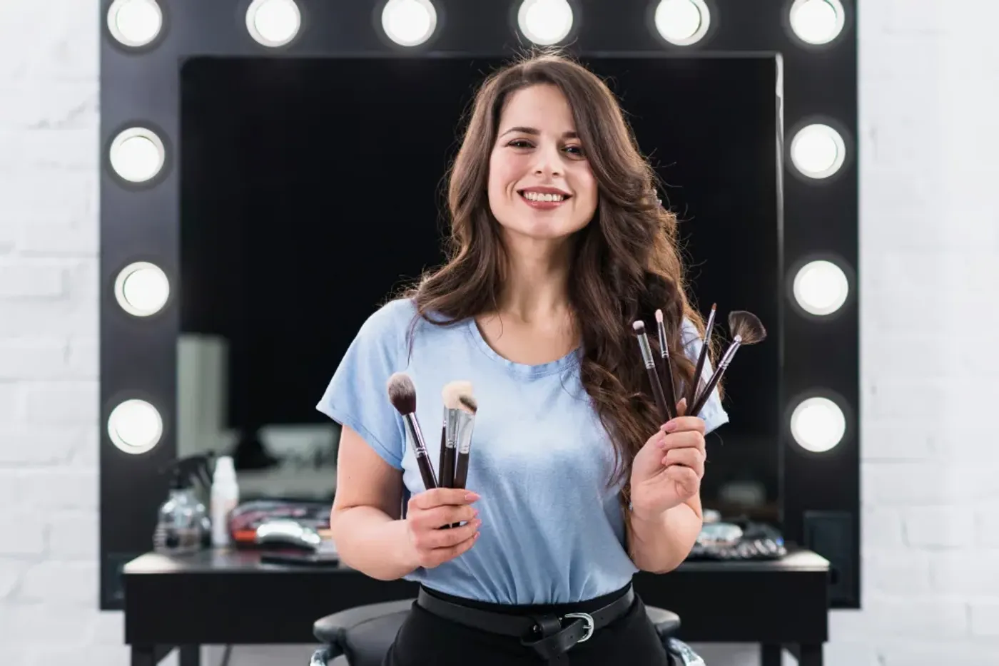 Personne appliquant un fond de teint léger au pinceau sur une joue devant un miroir