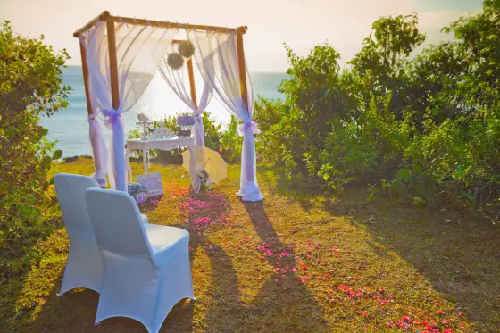 Table de mariage avec fleurs de saison, bougies basses et vaisselle dépareillée