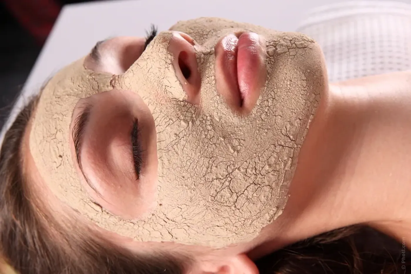 Paire de patchs en hydrogel posés sous les yeux sur une peau propre