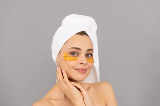 Personne appliquant délicatement une compresse fraîche sur le contour d’un œil